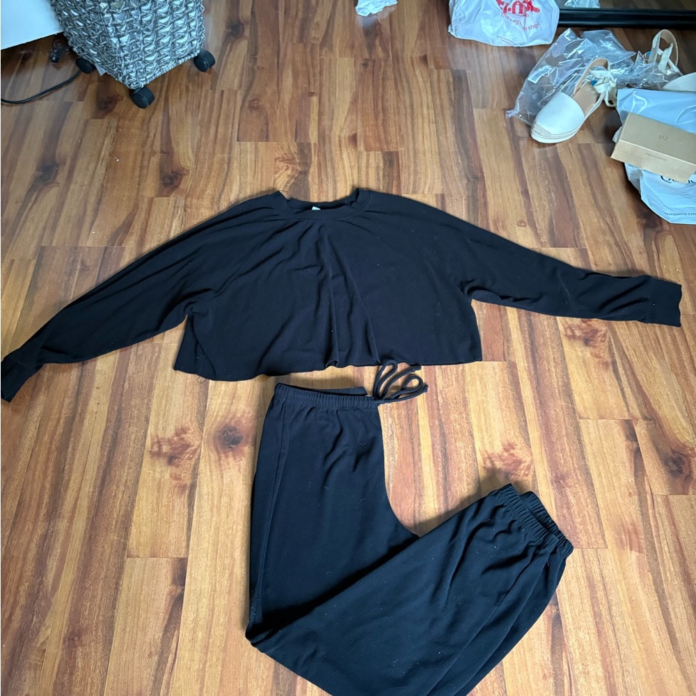 VIN travel set-Black Cropped Sweater and Pants Set